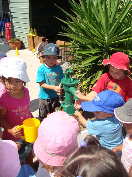 Arataki Kindergarteners test the new water system